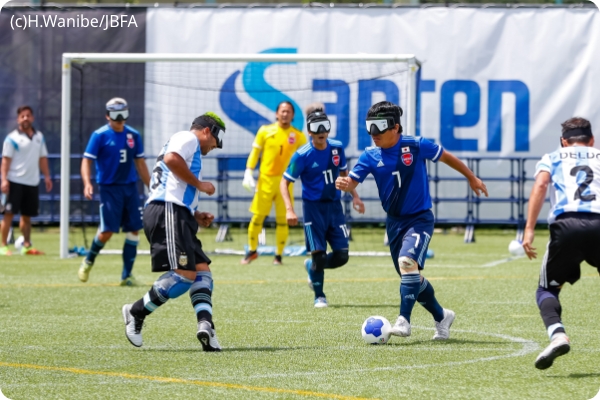 写真：ブラインドサッカーの試合に参加する田中章仁選手