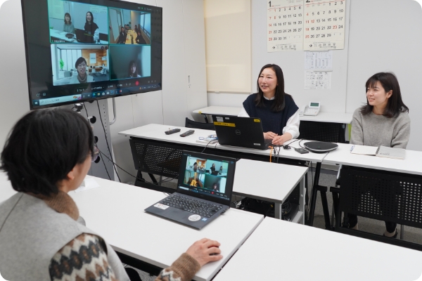 写真：リモート会議する3拠点の社員