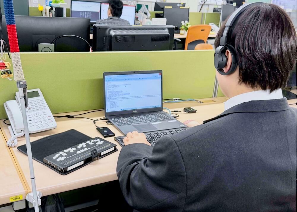 写真：ウェブアクセシビリティ診断を行うNTTクラルティの社員