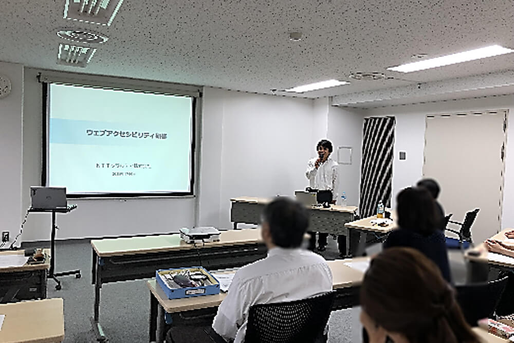 写真：集合形式でウェブアクセシビリティ研修を行うNTTクラルティの社員