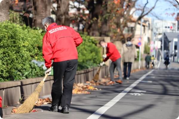 写真：地域の清掃活動に参加している社員の様子